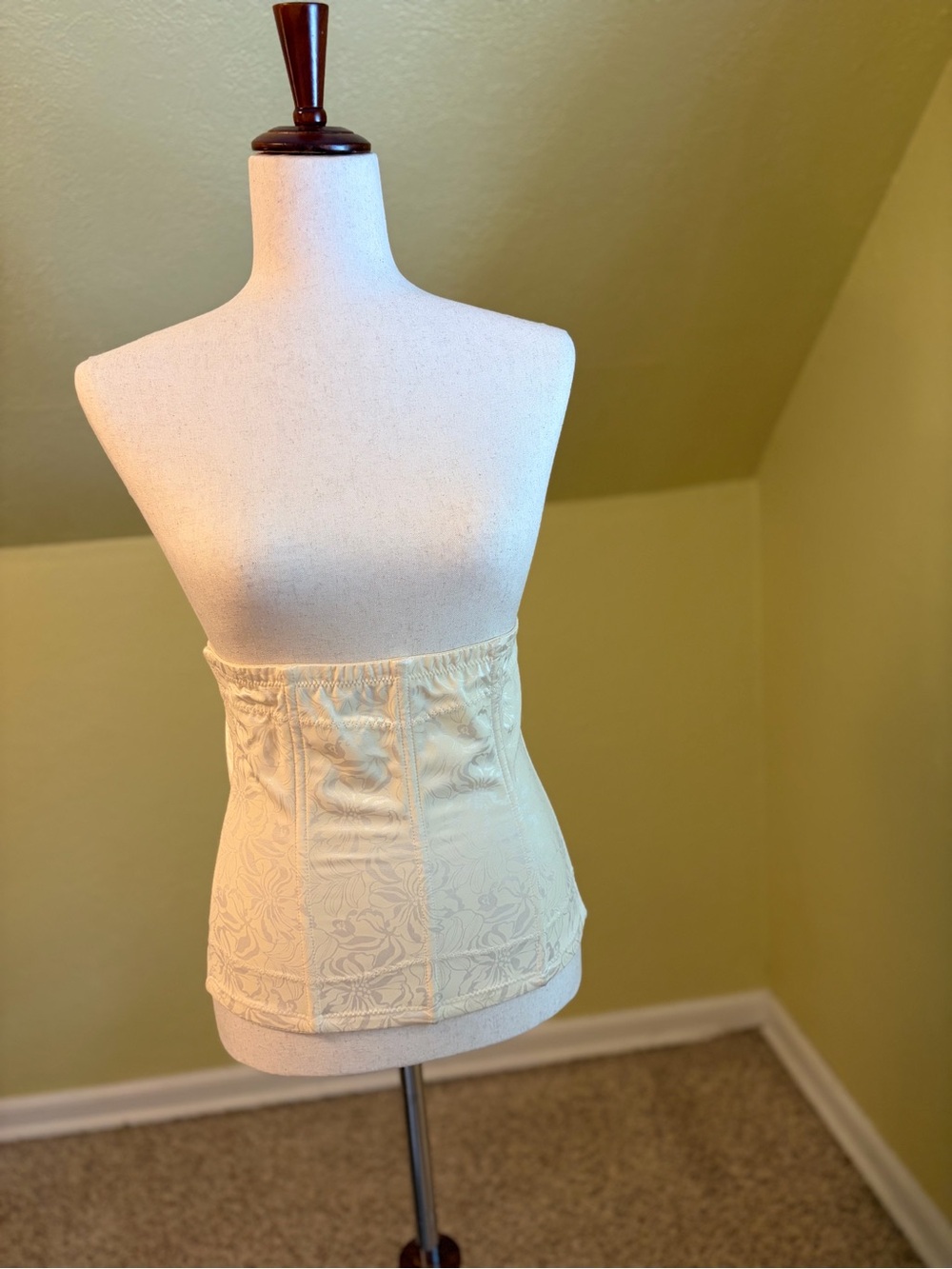 Maidenform Flexees Cream Floral Waist Cincher Shapewear